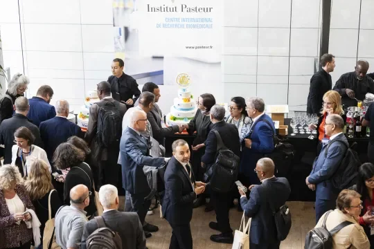 participants networking - 10 years cake 